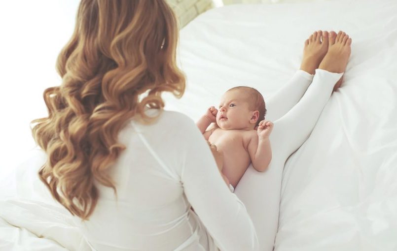 Dónde se toma el pulso a un recién nacido Tomar el pulso al bebé
