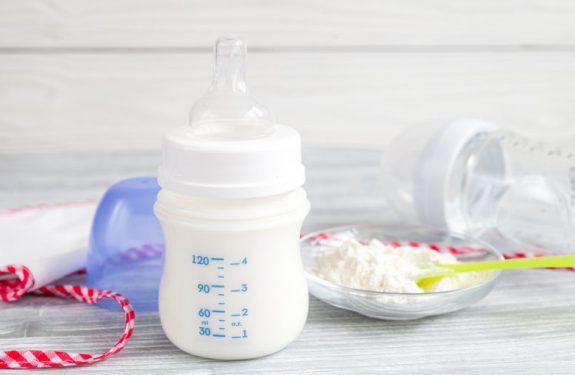 Ventajas e inconvenientes de la leche en polvo para bebés