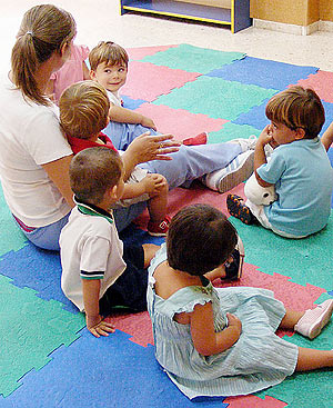Los niños aprenden a relacionarse con ayuda de sus profesores.