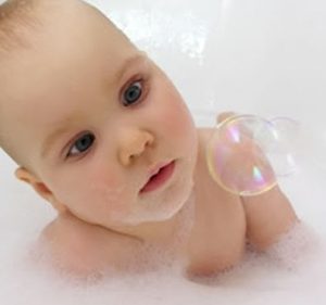 Preparativos para un buen baño del bebé