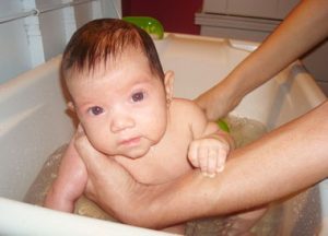 Cómo bañar a un bebé: limpieza de genitales