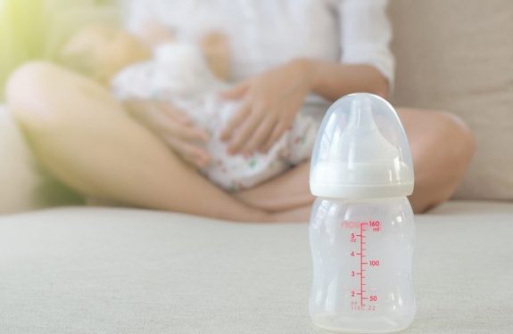 Cómo dar de mamar a un bebé prematuro