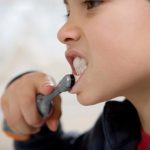 El niño debe comprender la importancia del cepillarse los dientes