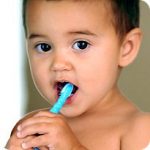 A los 2 años el niño puede iniciar a lavarse solo los dientes