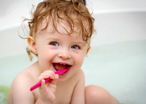 ¿Por qué es importante lavar los dientes del bebé?