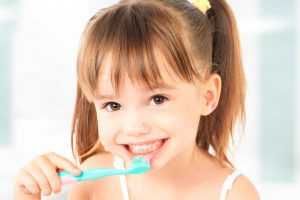 Cómo cepillar los dientes a los niños correctamente