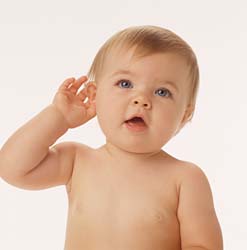 Los niños sordos vocalizan hasta los 4 meses como un niño oyente