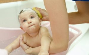 Consejos para bañar al bebé si tiene fiebre