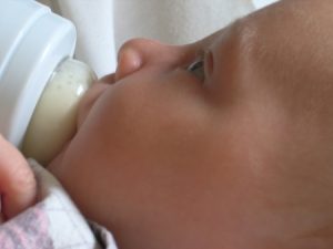 Bebé tomando leche en fórmula