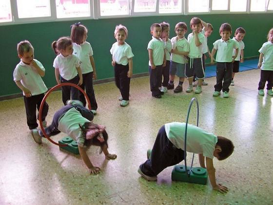 Los profesores animan a los niños en cada ejercicio