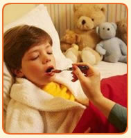 Niño con fiebre comiendo