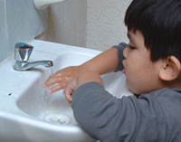 Niño lavandóse las manos