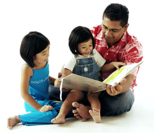 padre leyendo con niños