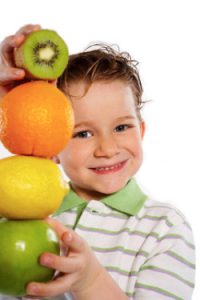 Niño comiendo frutas