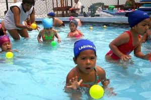 Niños practicando natación