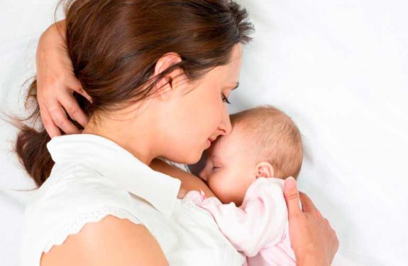 ¿Es malo dar el pecho al bebé tumbada?