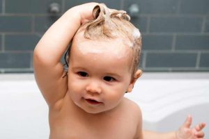 Pasos para lavar el cabello al bebé
