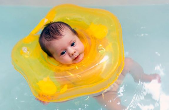 Cómo bañar al bebé por primera vez