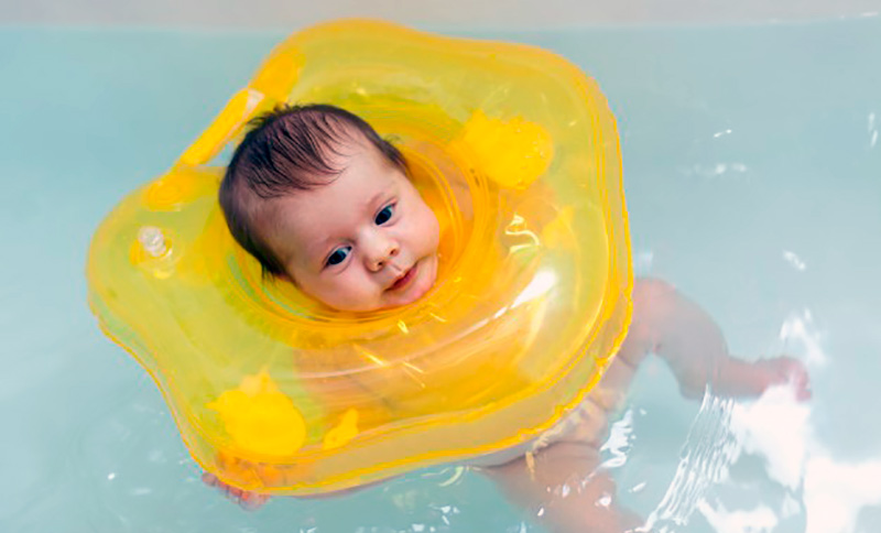 Cómo bañar al bebé por primera vez