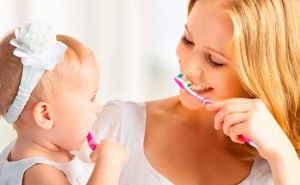 Cómo lavar los dientes al bebé