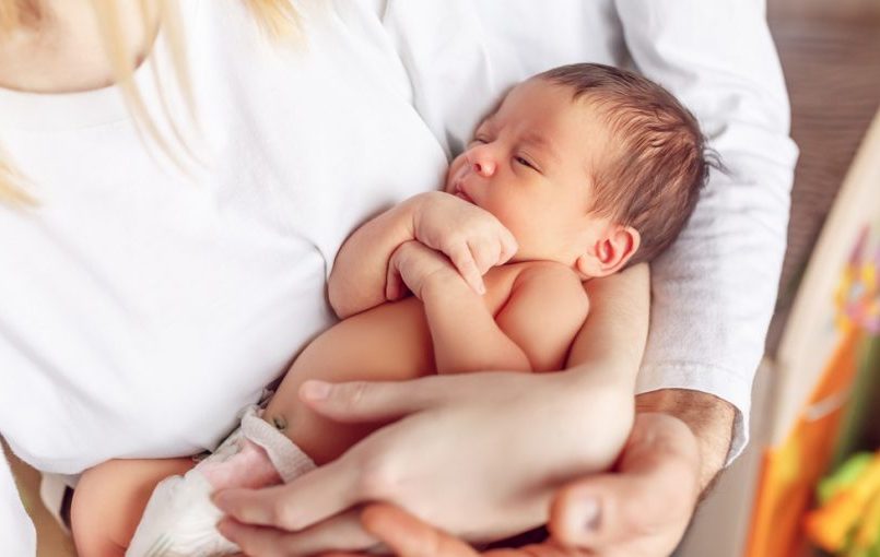 Cómo sujetar a un bebé en brazos