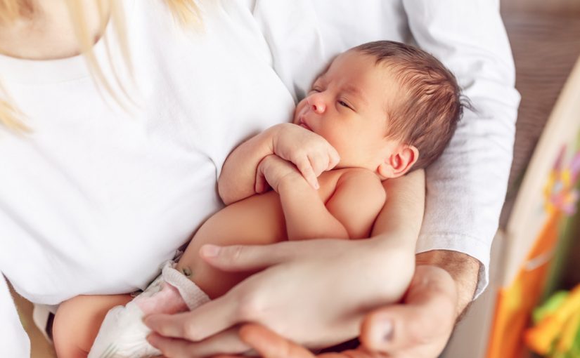 Cómo coger a un bebé en brazos