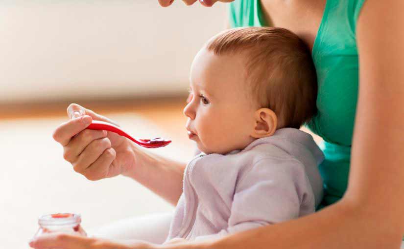 Cómo introducir alimentos sólidos en la dieta del bebé