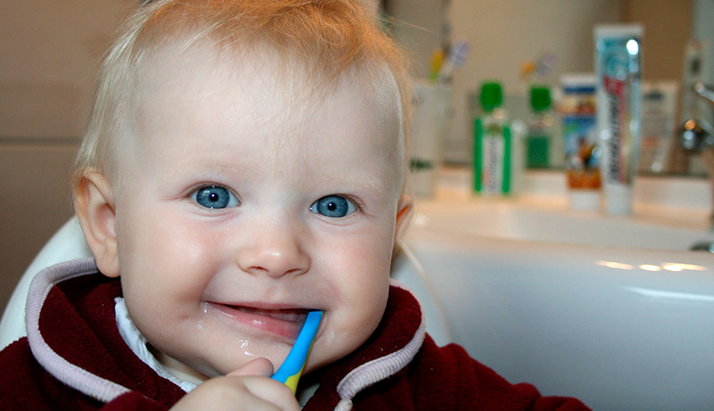 Cómo cepillar los dientes del bebé