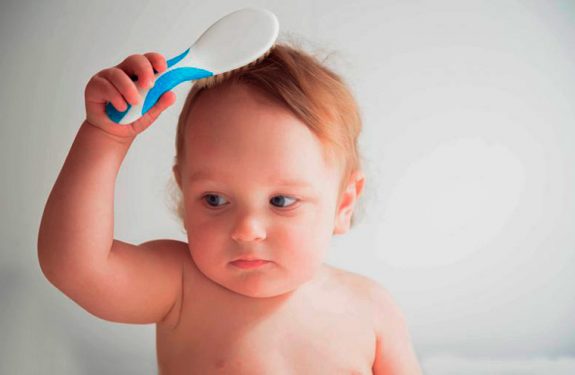 Cómo cepillar el pelo del bebé
