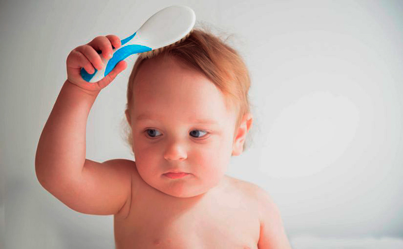 Cómo peinar el pelo del bebé  Cómo cepillar el pelo del recién nacido
