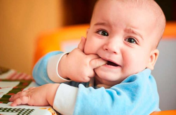 Cómo saber si al bebé le están saliendo los dientes