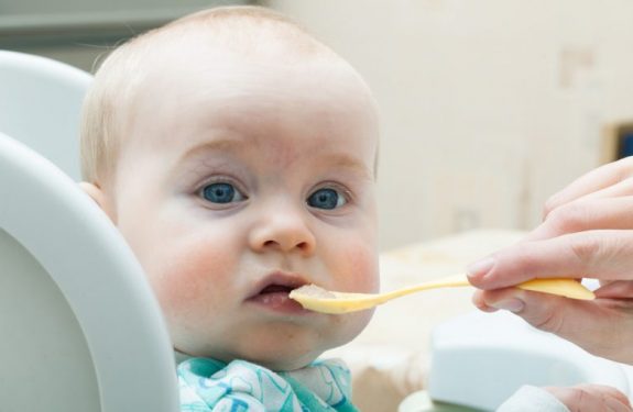 ¿Es la pérdida de apetito un síntoma de la dentición del bebé?