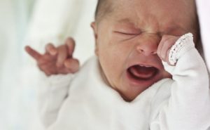 ¿Por qué el bebé debe llorar inmediatamente después de nacer?