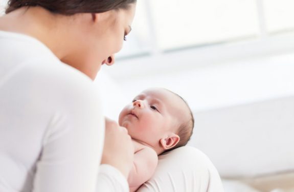¿Qué hacer si el bebé no eructa después de las tomas?