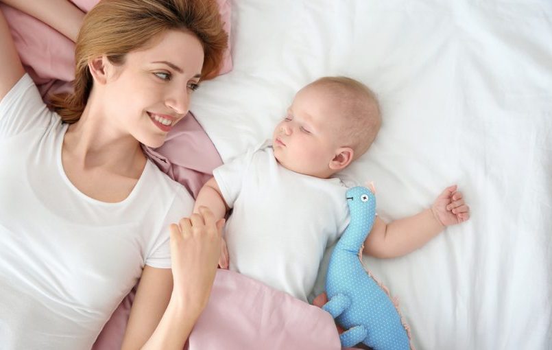 ¿Cuándo duermen los bebés toda la noche sin despertarse?