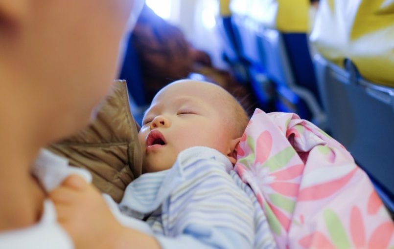 ¿Se puede viajar con un bebé sin pasaporte?