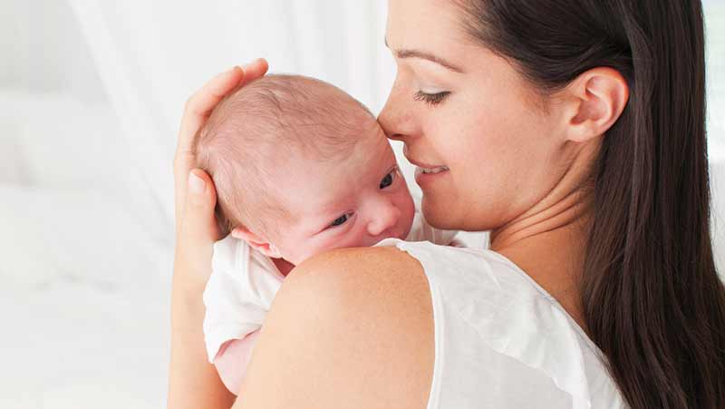 Posturas recomendadas para hacer eructar al bebé