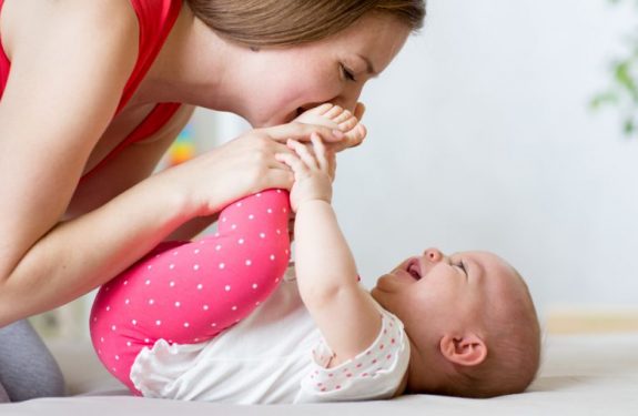 Cómo calmar los cólicos del bebé con masajes