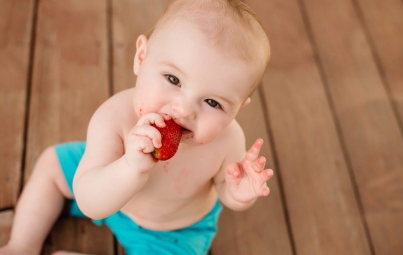 ¿Hay que darle de comer al bebé si vomita después de comer?