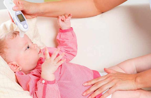 Cómo usar el termómetro de frente en el bebé