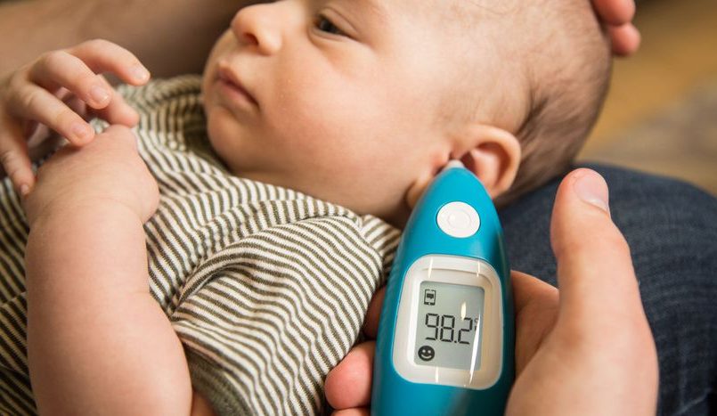 Cómo medir la temperatura del bebé con un termómetro de oído