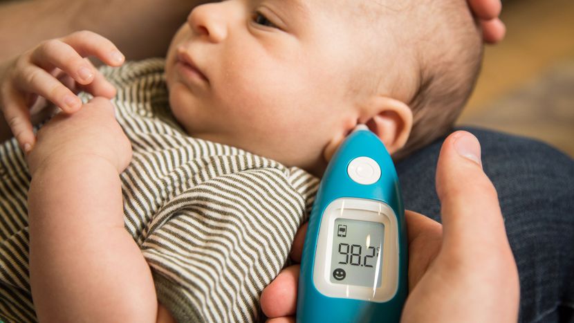 Cómo usar un termómetro de oído en los bebés