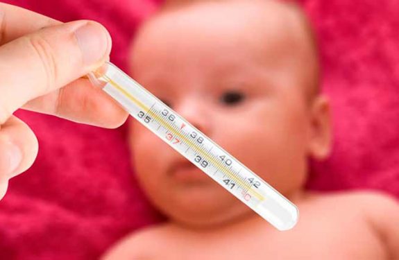 Cómo usar un termómetro rectal en bebés