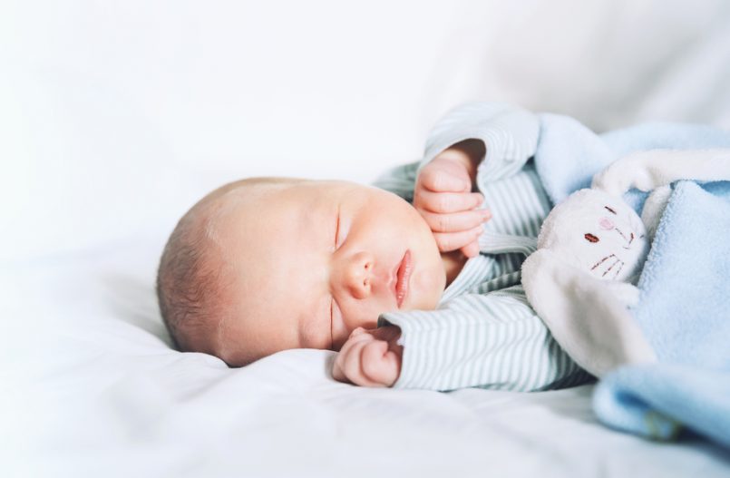 Posturas para dormir al bebé con mocos