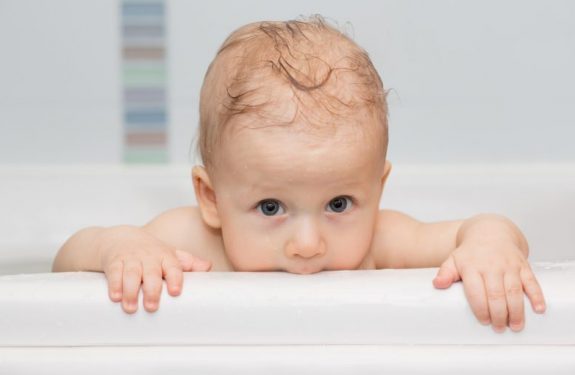 ¿Puedo bañar al bebé después de vacunarlo?