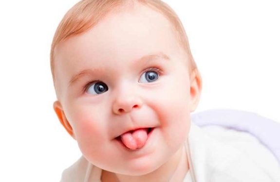 Lengua blanca en bebés