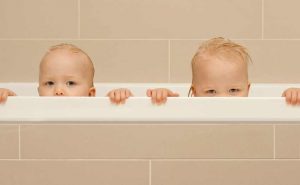 Consejos para el baño diario de los gemelos