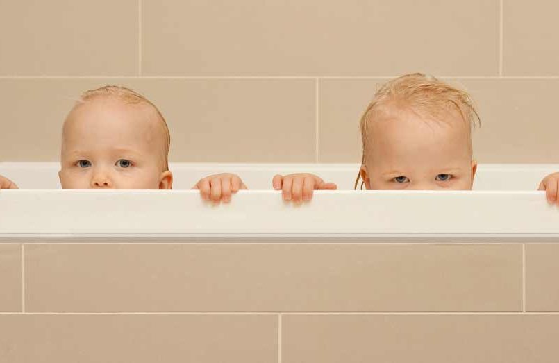 Consejos para el baño diario de los gemelos