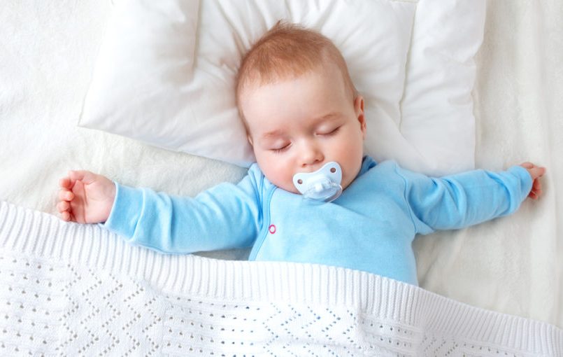 ¿Cuándo pueden empezar a dormir con almohada los bebés?