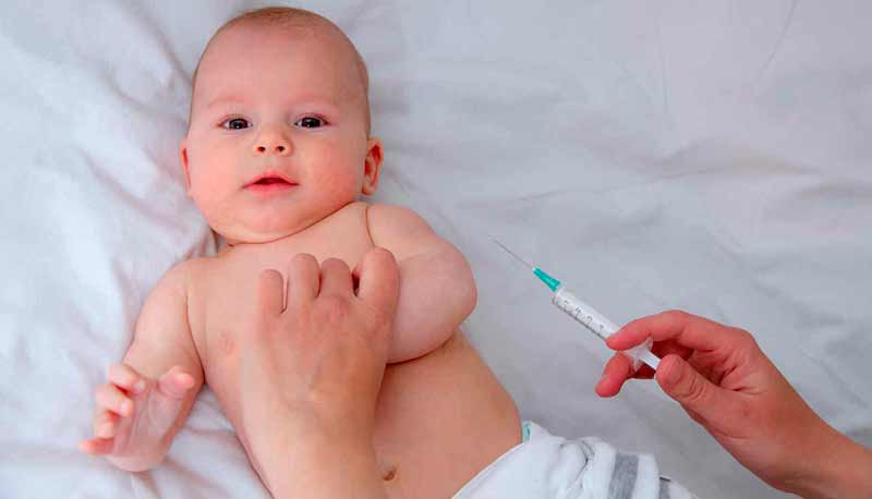 ¿Una vacuna puede provocar décimas de fiebre al bebé?
